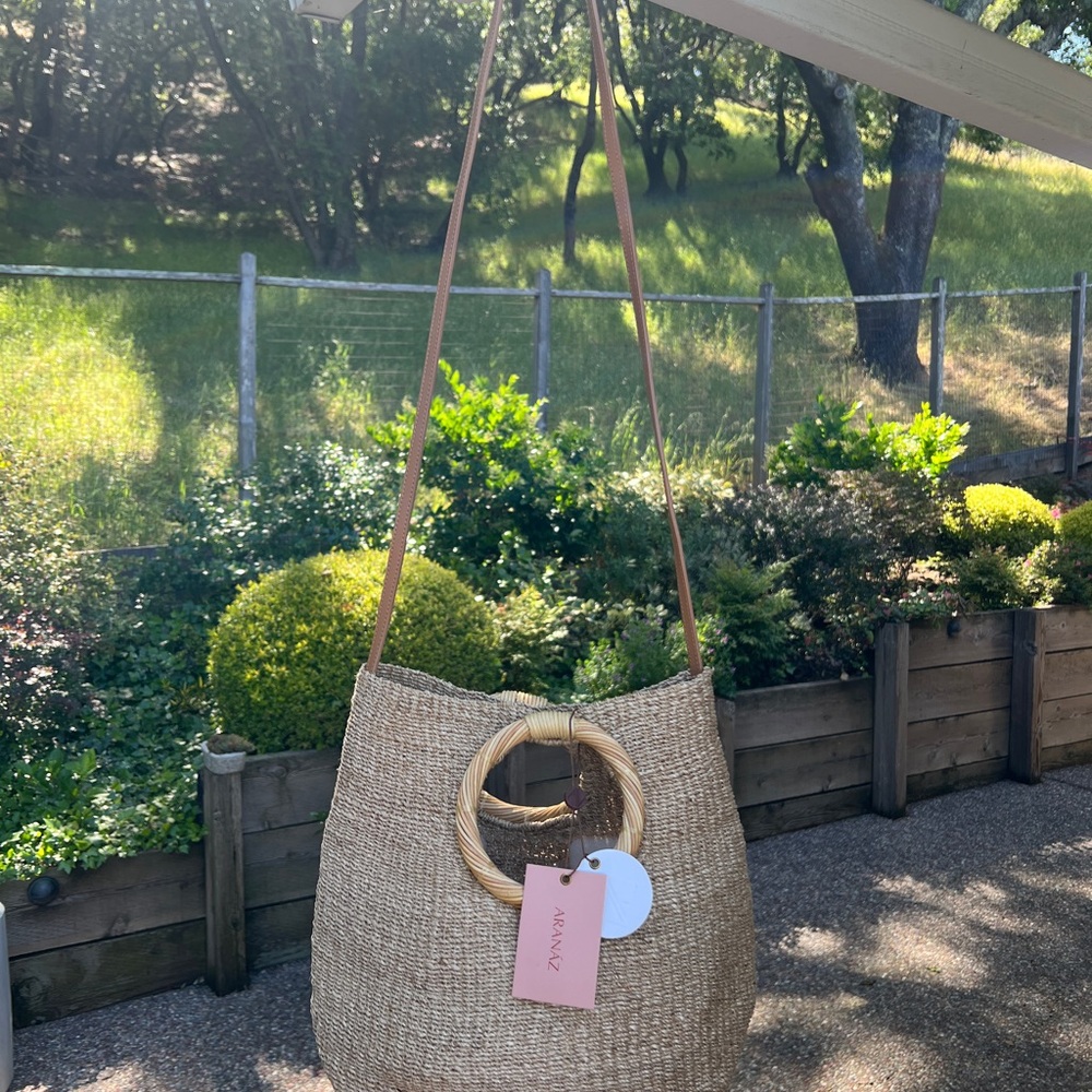 Woven raffia shoulder bag with leather strap -  Rustic Texture